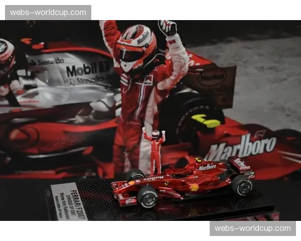 特写：霍肯博格在生涯第200场大奖赛前，凝视头盔上所有合作过的车队徽章