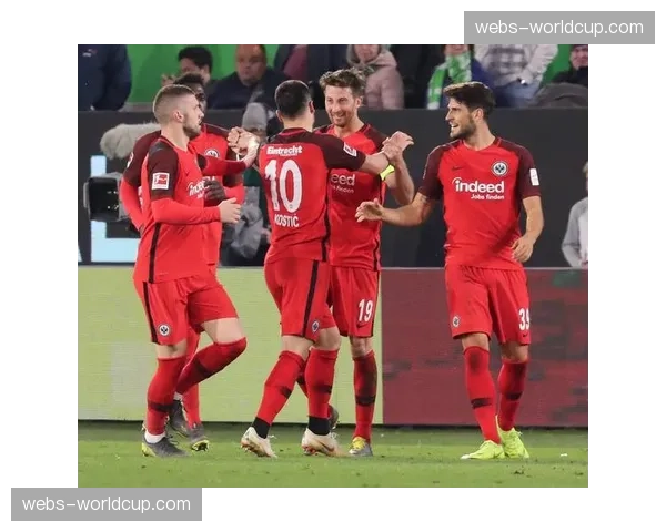 法兰克福客场2-1战胜沃尔夫斯堡，卡利穆恩多破门